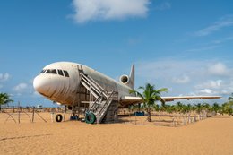 Abandoned-aircraft;-Airplane-wreck;-Barakah;-Benin;-Boarding-staircase;-Cadjéhoun-Beach;-Cotonou;-Cotonou-airport;-Kaleidos;-Kaleidos-images;-La-parole-à-limage;-Lockheed-L-1011;-Tarek-Charara;-Tire;-Tourist-attraction;-TriStar;-West-Africa