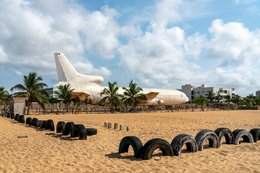 Abandoned-aircraft;-Airplane-wreck;-Barakah;-Benin;-Building;-Cadjéhoun-Beach;-Coconut-palm;-Cotonou;-Cotonou-airport;-Kaleidos;-Kaleidos-images;-La-parole-à-limage;-Lockheed-L-1011;-Tarek-Charara;-Tire;-TriStar;-West-Africa