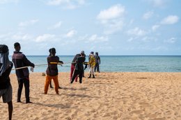 Artisanal-fishing;-Atlantic-Ocean;-Beach;-Beach-seine;-Benin;-Cadjéhoun-Beach;-Cotonou;-Daily-life;-Fisherman;-Fishing-net;-Kaleidos;-Kaleidos-images;-La-parole-à-limage;-Tarek-Charara;-West-Africa