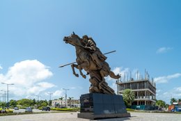 Benin;-Bio-Guéra;-Blue-sky;-Bronze;-Building-under-construction;-Cast-copper;-Construction-site;-Cotonou;-Equestrian-statue;-Erevan-junction;-Historical-heritage;-Horseman;-Kaleidos;-Kaleidos-images;-La-parole-à-limage;-Monument;-Palm-tree;-Resistance;-Roundabout;-Sculpture;-Tarek-Charara;-Traffic;-West-Africa