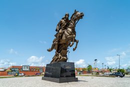 Airport;-Benin;-Bio-Guéra;-Blue-sky;-Cloud;-Commemorative-plaque;-Cotonou;-Equestrian-statue;-Erevan-junction;-Historical-heritage;-Horseman;-Kaleidos;-Kaleidos-images;-La-parole-à-limage;-Monument;-Palm-tree;-Plinth;-Roundabout;-Shop;-Tarek-Charara;-Traffic;-West-Africa