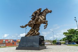 Benin;-Bio-Guéra;-Clear-sky;-Cotonou;-Equestrian-statue;-Erevan-junction;-Historical-heritage;-Horseman;-International-airport;-Kaleidos;-Kaleidos-images;-La-parole-à-limage;-Monument;-Palm-tree;-Roundabout;-Spear;-Street-lamp;-Tarek-Charara;-Traffic;-West-Africa