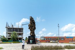 Benin;-Bio-Guéra;-Building-under-construction;-Cotonou;-Couple;-Equestrian-statue;-Erevan-junction;-Erevan-shopping-centre;-Esplanade;-Flower-bed;-Hedge;-Kaleidos;-Kaleidos-images;-La-parole-à-limage;-Monument;-Photography;-Tarek-Charara;-Traffic;-West-Africa;-Young-man