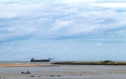 -Benin;-Clouds;-Cloudy-sky;-Cotonou;-Dredger;-Dredging;-Dredging-vessel;-Horizon;-Kaleidos;-Kaleidos-images;-La-parole-à-limage;-Lagoon;-Lagoon-front;-Littoral;-Man;-Pirogue;-Rock-revetment;-Sandbar;-Ship;-Stories-Pictures;-Tarek-Charara;-Vegetation;-Water;-West-Africa
