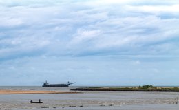 Benin;-Clouds;-Cloudy-sky;-Cotonou;-Dredger;-Dredging;-Dredging-vessel;-Horizon;-Kaleidos;-Kaleidos-images;-La-parole-à-limage;-Lagoon;-Lagoon-front;-Littoral;-Man;-Pirogue;-Rock-revetment;-Sandbar;-Ship;-Stories-Pictures;-Tarek-Charara;-Vegetation;-Water;-West-Africa