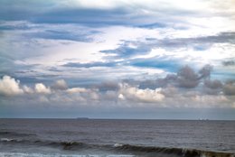 Atlantic-Ocean;-Benin;-Clouds;-Cloudy-sky;-Coastline;-Corniche-Est;-Cotonou;-Cumulus-clouds;-Gulf-of-Benin;-Horizon;-Kaleidos;-Kaleidos-images;-La-parole-à-limage;-Sea;-Ships;-Stories-Pictures;-Tarek-Charara;-Wave;-West-Africa