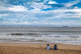 Beach;-Benin;-Cloudy-sky;-Coastline;-Corniche-Est;-Cotonou;-Dredger;-Gulf-of-Benin;-Horizon;-Kaleidos;-Kaleidos-images;-La-parole-à-limage;-People;-Relaxation;-Sand;-Sea;-Ships;-Sitting;-Stories-Pictures;-Tarek-Charara;-Waves;-West-Africa