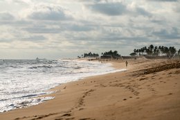 -Atlantic-Ocean;-Beach;-Benin;-Boat;-Coastline;-Cotonou;-Fidjrossè;-Footprints;-Grey-clouds;-Gulf-of-Guinea;-Kaleidos;-Kaleidos-images;-La-parole-à-limage;-Late-afternoon;-Lone-walker;-Route-des-Pêches;-Stories-Pictures;-Tarek-Charara;-West-Africa;-Wet-sand
