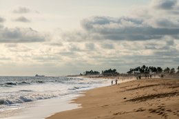 Afrique-de-lOuest;-Bénin;-Cargo;-Ciel-couvert;-Cocotier;-Cotonou;-Fidjrossè;-Fin-daprès-midi;-Golfe-de-Guinée;-Kaleidos;-Kaleidos-images;-La-parole-à-limage;-Littoral;-Marcheurs;-Océan-Atlantique;-Plage;-Promenade;-Route-des-Pêches;-Stories-Pictures;-Tarek-Charara