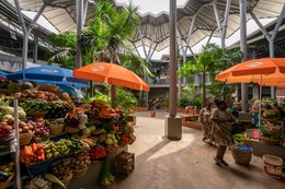 Africa;-Architecture;-Arte-Charpentier;-Benin;-CASA-A-ARCHI;-Cotonou;-Courtyard;-Fruit-and-vegetables;-Ganhi-market;-Kaleidos;-Kaleidos-images;-La-parole-à-limage;-Market;-Palm-tree;-Parasol;-Stall;-Stories-Pictures;-Tarek-Charara;-Vegetation;-West-Africa