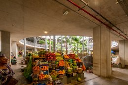 Africa;-Benin;-Citrus-fruit;-Commerce;-Cotonou;-Fruit;-Ganhi-market;-Kaleidos;-Kaleidos-images;-La-parole-à-limage;-Mango;-Market;-Natural-light;-Orange;-Pillar;-Stall;-Stories-Pictures;-Tarek-Charara;-West-Africa