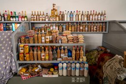 Africa;-Benin;-Cashew-nuts;-Commerce;-Condiments;-Cotonou;-Fried-coconut;-Ganhi-market;-Kaleidos;-Kaleidos-images;-La-parole-à-limage;-Local-products;-Market;-Peanuts;-Stall;-Stories-Pictures;-Tarek-Charara;-Wax-print-fabric