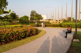 Bench;-Benin;-Boulevard-de-la-Marina;-Cotonou;-Flowers;-Jardin-de-lAmazone;-Kaleidos;-Kaleidos-images;-La-parole-à-limage;-Stories-Pictures;-Tarek-Charara