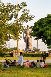 Amazon-Monument;-Benin;-Boulevard-de-la-Marina;-Cotonou;-Jardin-de-lAmazone;-Kaleidos;-Kaleidos-images;-La-parole-à-limage;-Lawn;-Picnic;-Statue;-Stories-Pictures;-Tarek-Charara