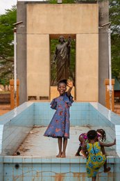 Abomey;-Africa;-Béhanzin;-Benin;-Bronze-statue;-Child;-Colonial-resistance;-Cultural-heritage;-Cultural-tourism;-Dahomey;-Everyday-life;-Fountain;-Kaleidos;-Kaleidos-images;-King;-La-parole-à-limage;-Mansudae;-Monument;-Place-Goho;-Play;-Stories-Pictures;-Tarek-Charara;-West-Africa
