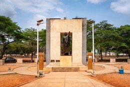 Abomey;-Architecture;-Béhanzin;-Benin;-Blue-sky;-Bronze-statue;-Car;-Colonial-resistance;-Concrete;-Cultural-heritage;-Cultural-tourism;-Dahomey;-French-colonization;-Kaleidos;-Kaleidos-images;-King;-La-parole-à-limage;-Mansudae;-Memorial-monument;-Place-Goho;-Sculpture;-Stories-Pictures;-Tarek-Charara