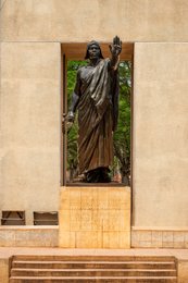 Abomey;-Architecture;-Béhanzin;-Benin;-Bronze;-Concrete;-Cultural-heritage;-Dahomey;-Frontal-view;-Kaleidos;-Kaleidos-images;-King;-La-parole-à-limage;-Mansudae;-Monument;-Place-Goho;-Royal-attire;-Sculpture;-Statue;-Stories-Pictures;-Symbolism;-Tarek-Charara