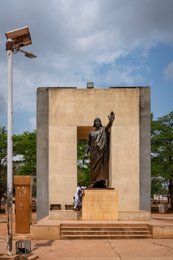 Abomey;-Béhanzin;-Benin;-Bronze-statue;-Cloudy-sky;-Colonial-resistance;-Concrete;-Cultural-heritage;-Dahomey;-Dog;-Everyday-life;-Kaleidos;-Kaleidos-images;-King;-La-parole-à-limage;-Mansudae;-Monument;-Place-Goho;-Steps;-Stories-Pictures;-Street-lamp;-Tarek-Charara;-Urban-scene