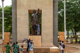 Abomey;-Baby;-Béhanzin;-Benin;-Bronze-statue;-Community-life;-Dahomey;-Everyday-life;-Gathering;-Informal-trade;-Kaleidos;-Kaleidos-images;-King;-La-parole-à-limage;-Mansudae;-Memory;-Monument;-Place-Goho;-Sociability;-Stories-Pictures;-Tarek-Charara;-Vendor