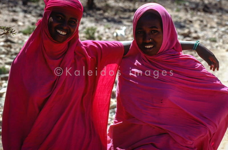 Africa;Colors;Colours;Colours;Djibouti;Girls;Kaleidos;Kaleidos images;Magenta;Tarek Charara;Teenagers;Young Woman;Young Women