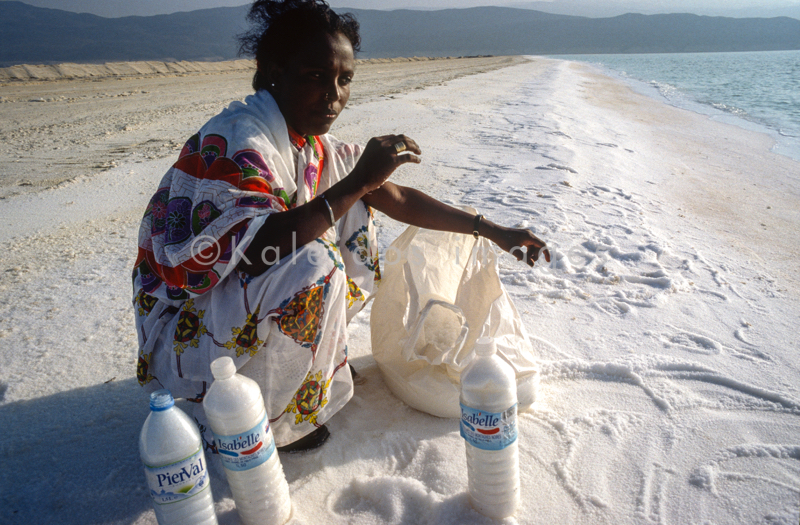 Africa;Afrique;Assal;Djibouti;Femme;Femmes;Kaleidos;Kaleidos images;Lac;Lac Assal;Lacs;Lake;Lake Assal;Lakes;Salt;Sel;Tarek Charara;Woman;Women