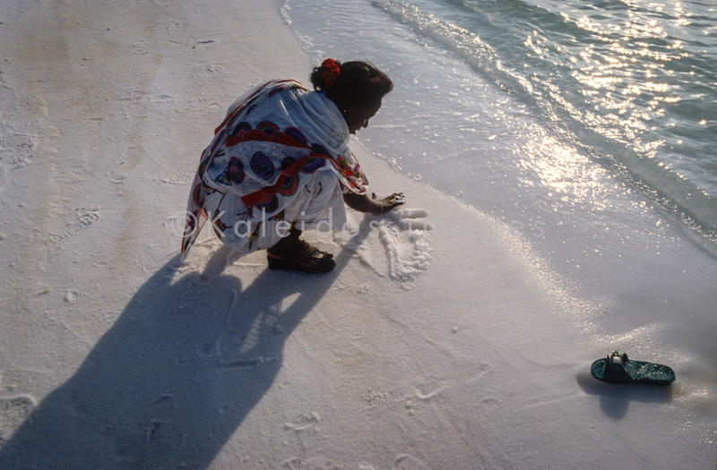 Africa;Afrique;Assal;Djibouti;Femme;Femmes;Kaleidos;Kaleidos images;Lac;Lac Assal;Lacs;Lake;Lake Assal;Lakes;Salt;Sel;Tarek Charara;Woman;Women