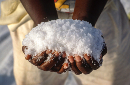 Africa;Afrique;Djibouti;Hands;Kaleidos;Kaleidos-images;Mains;Salt;Sel;Tarek-Charara