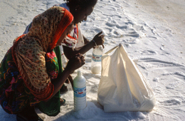 Africa;Afrique;Assal;Djibouti;Femme;Femmes;Kaleidos;Kaleidos-images;Lac;Lac-Assal;Lacs;Lake;Lake-Assal;Lakes;Salt;Sel;Tarek-Charara;Woman;Women