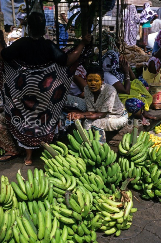 Mayotte;Comoros;Mamoudzou;Markets;Sale;Bananas;Woman;Women