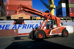 Comoros-Archipelago;-Container-ship;-Containers;-Crane;-France;-Handling;-Indian-Ocean;-Kaleidos;-Kaleidos-images;-La-parole-à-limage;-Laurent-Abad;-Maritime-transport;-Mayotte;-Port;-Reach-stacker;-Stories-Pictures