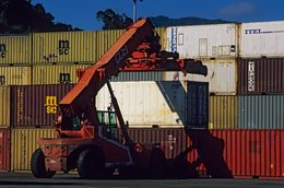 Comoros-Archipelago;-Containers;-France;-Handling;-Indian-Ocean;-Kaleidos;-Kaleidos-images;-La-parole-à-limage;-Laurent-Abad;-Maritime-transport;-Mayotte;-Port;-Reach-stacker;-Storage-area;-Stories-Pictures;-Trade