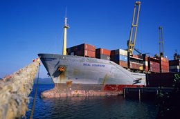 Cargo-ship;-Comoros-Archipelago;-Containers;-France;-Indian-Ocean;-Kaleidos;-Kaleidos-images;-La-parole-à-limage;-Laurent-Abad;-Maritime-transport;-Mayotte;-Mooring-line;-Port;-Quay;-Seal-Usaramo;-Stories-Pictures
