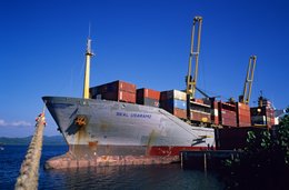 Cargo-ship;-Comoros-Archipelago;-Containers;-France;-Indian-Ocean;-Kaleidos;-Kaleidos-images;-La-parole-à-limage;-Laurent-Abad;-Maritime-transport;-Mayotte;-Mooring-line;-Port;-Quay;-Seal-Usaramo;-Stories-Pictures