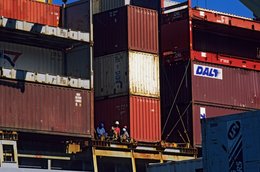 Comoros-Archipelago;-Containers;-France;-Handling;-Helmets;-Indian-Ocean;-Kaleidos;-Kaleidos-images;-La-parole-à-limage;-Laurent-Abad;-Maritime-transport;-Mayotte;-Port;-Stories-Pictures;-Work;-Workers