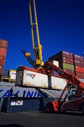 CGM;-Comoros-Archipelago;-Container;-Crane;-France;-Indian-Ocean;-Kaleidos;-Kaleidos-images;-La-parole-à-limage;-Laurent-Abad;-Maritime-transport;-Mayotte;-Port;-Reach-stacker;-Stories-Pictures;-Workers