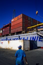 Comoros-Archipelago;-Containers;-Deutsche-Afrika-Linien;-Dock-worker;-France;-Indian-Ocean;-Kaleidos;-Kaleidos-images;-La-parole-à-limage;-Laurent-Abad;-Mayotte;-Port;-Portrait;-Quay;-Stories-Pictures;-Work
