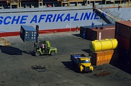Afrika-Linien;-Comoros-Archipelago;-Container;-Forklift;-France;-Handling;-Indian-Ocean;-Kaleidos;-Kaleidos-images;-La-parole-à-limage;-Laurent-Abad;-Mayotte;-Port;-Quay;-Stories-Pictures;-Truck