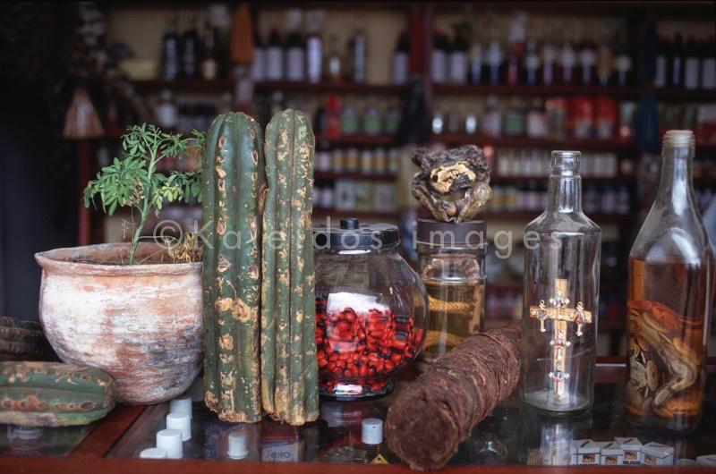 Nicotiana tabacum;Echinopsis pachanoi;Cactus San Pedro;Tobacco;Nicotiana tabacum;Peganum harmala;Harmal;Rue de syrie;Rue Sauvage;Ayahuasca;Hervé Merliac;Kaleidos images;La parole à l'image;Herbalists;Salesman;Salesmen;Vendors;Medicinal plants;Traditional medicine