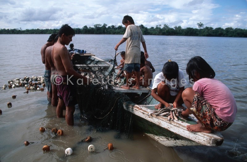 Hervé Merliac,Kaleidos images;La parole à l'image;Lakes;Boats;Children;Man;Men