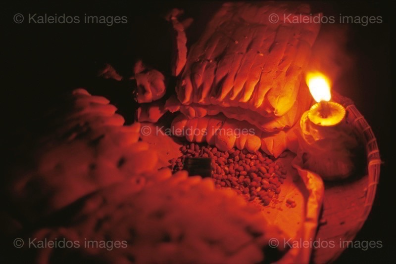 Haiti;Kaleidos;Kaleidos images;Katherine-Marie Pagé;Katherine-Marie-François;La parole à l'image;Lamps;Oil lamps