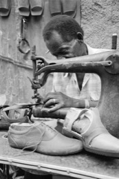 Cobblers;Haiti;Kaleidos;Kaleidos-images;Katherine-Marie-Pagé;Katherine-Marie-François;La-parole-à-limage;Man;Men;Shoes
