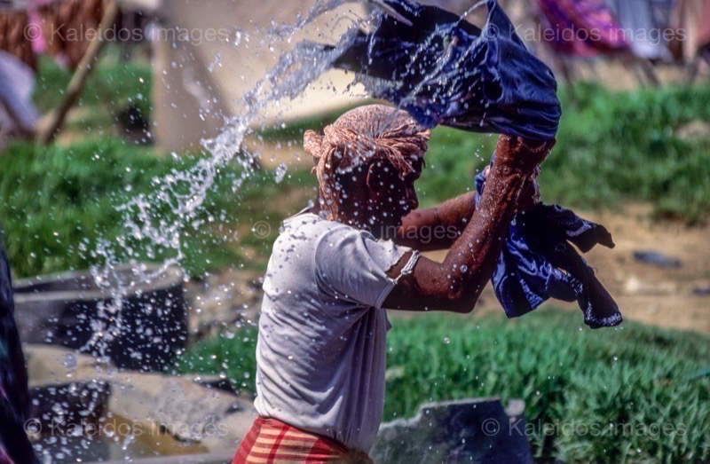 Cleaning;Juna Dhobi Ghat;Kaleidos;Kaleidos images;Karachi;La parole à l'image;Laundries;Laundry;Man;Men;Pakistan;Philippe Guéry;Sind;Washing