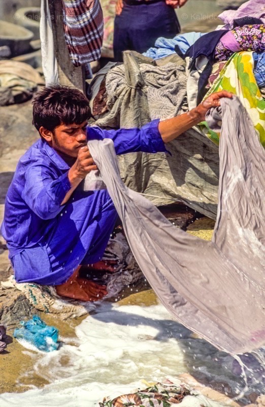 Cleaning;Juna Dhobi Ghat;Kaleidos;Kaleidos images;Karachi;La parole à l'image;Laundries;Laundry;Man;Men;Pakistan;Philippe Guéry;Sind;Washing