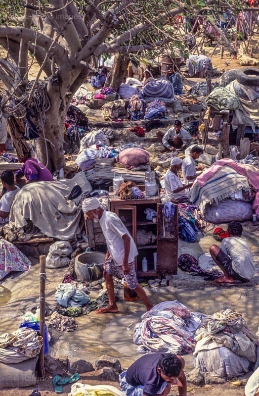 Cleaning;Juna Dhobi Ghat;Kaleidos;Kaleidos images;Karachi;La parole à l'image;Laundries;Laundry;Man;Men;Pakistan;Philippe Guéry;Sind;Washing