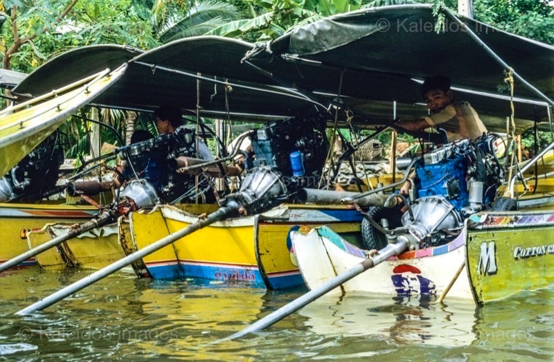 Boats;Canal;Damnoen Saduak;Engines;Kaleidos;Kaleidos images;La parole à l'image;Motors;Outboard;Philippe Guéry;Thailand