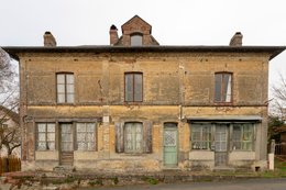 Abandoned-house;-Architectural-heritage;-Brick-chimney;-Brick-pediment;-Calvados;-Dereliction;-Dormer-window;-Exposed-brick;-Facade;-Flaking-render;-France;-French-village;-Glazed-veranda;-Kaleidos;-Kaleidos-images;-La-parole-à-limage;-Lace-curtain;-Normandy;-Pays-dAuge;-Prêtreville;-Ruin;-Rural-heritage;-Slate-roof;-Tarek-Charara;-Town-house;-Vernacular-architecture;-Weathered-facade