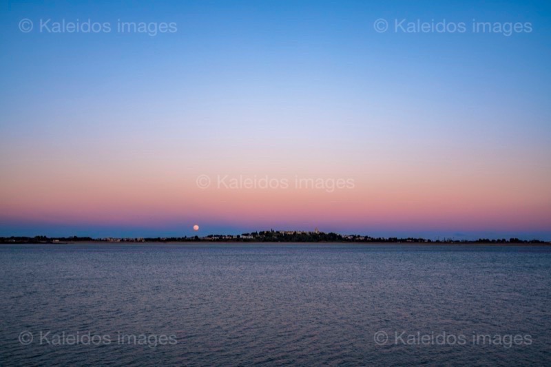 France;Full moon;Lake of Villeneuve;Lake of Villeneuve de la Raho;Lakes;Pyrénées orientales;Roussillon;Sunsets