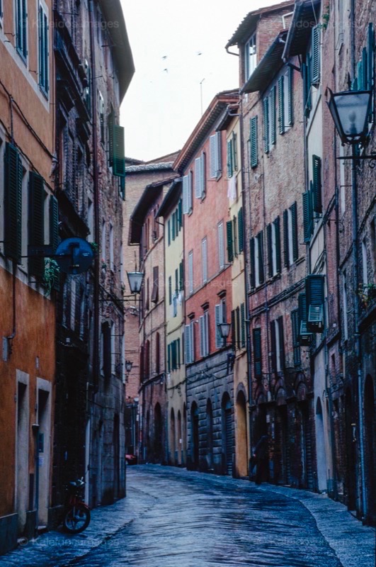 Architecture;Italy;Kaleidos;Kaleidos images;La parole à l'image;Philippe Guery;Rain;Siena;Streets