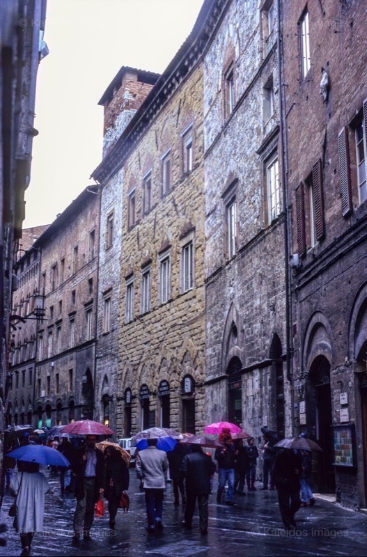 Architecture;Italy;Kaleidos;Kaleidos images;La parole à l'image;Philippe Guery;Rain;Siena;Streets;Umbrellas