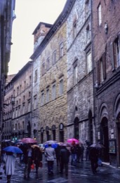 Architecture;Italy;Kaleidos;Kaleidos-images;La-parole-à-limage;Philippe-Guery;Rain;Siena;Streets;Umbrellas